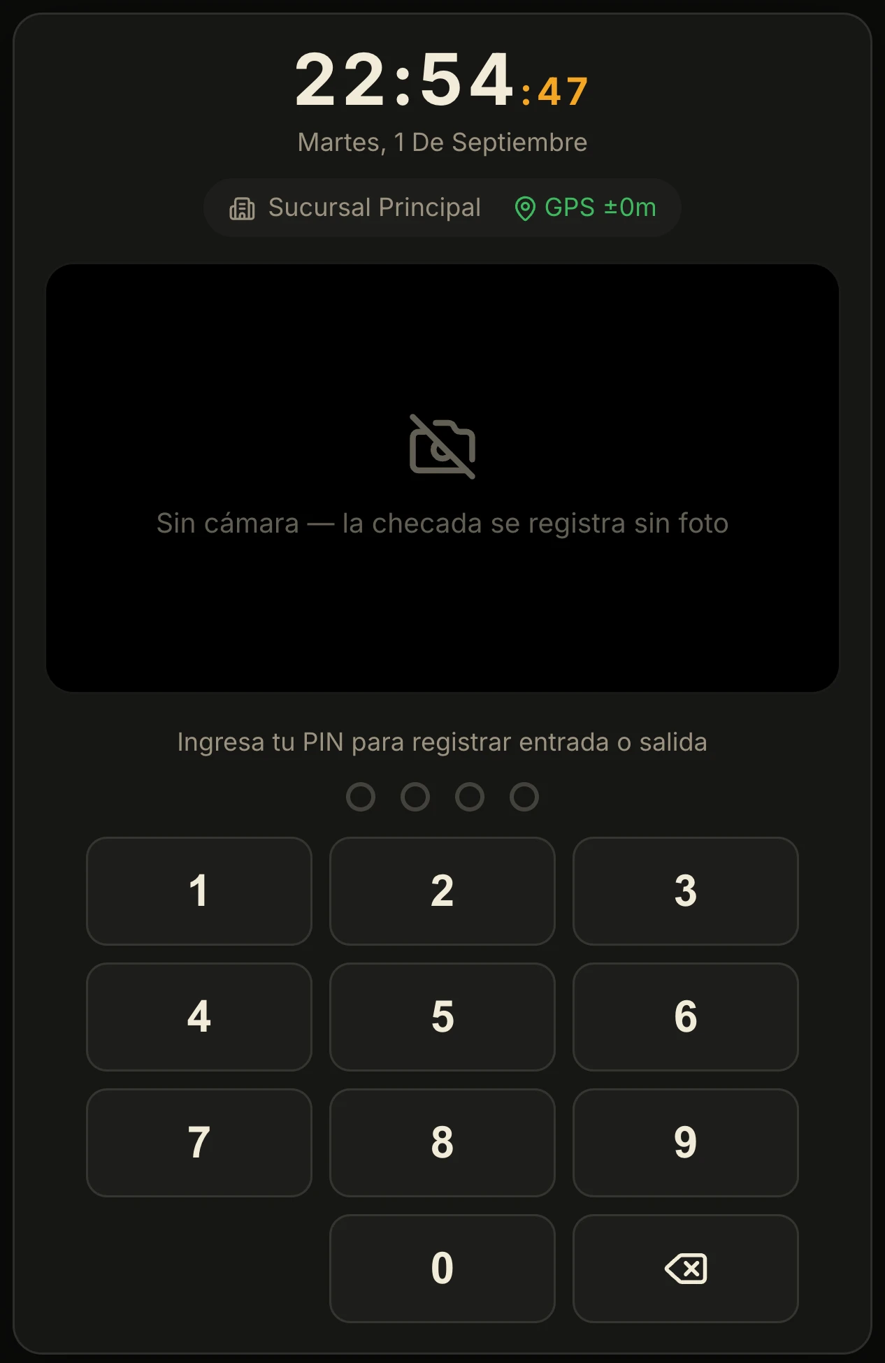 Kiosco del checador de ZelPOS en un teléfono: reloj, sucursal, indicador de GPS en verde y teclado numérico para el PIN.