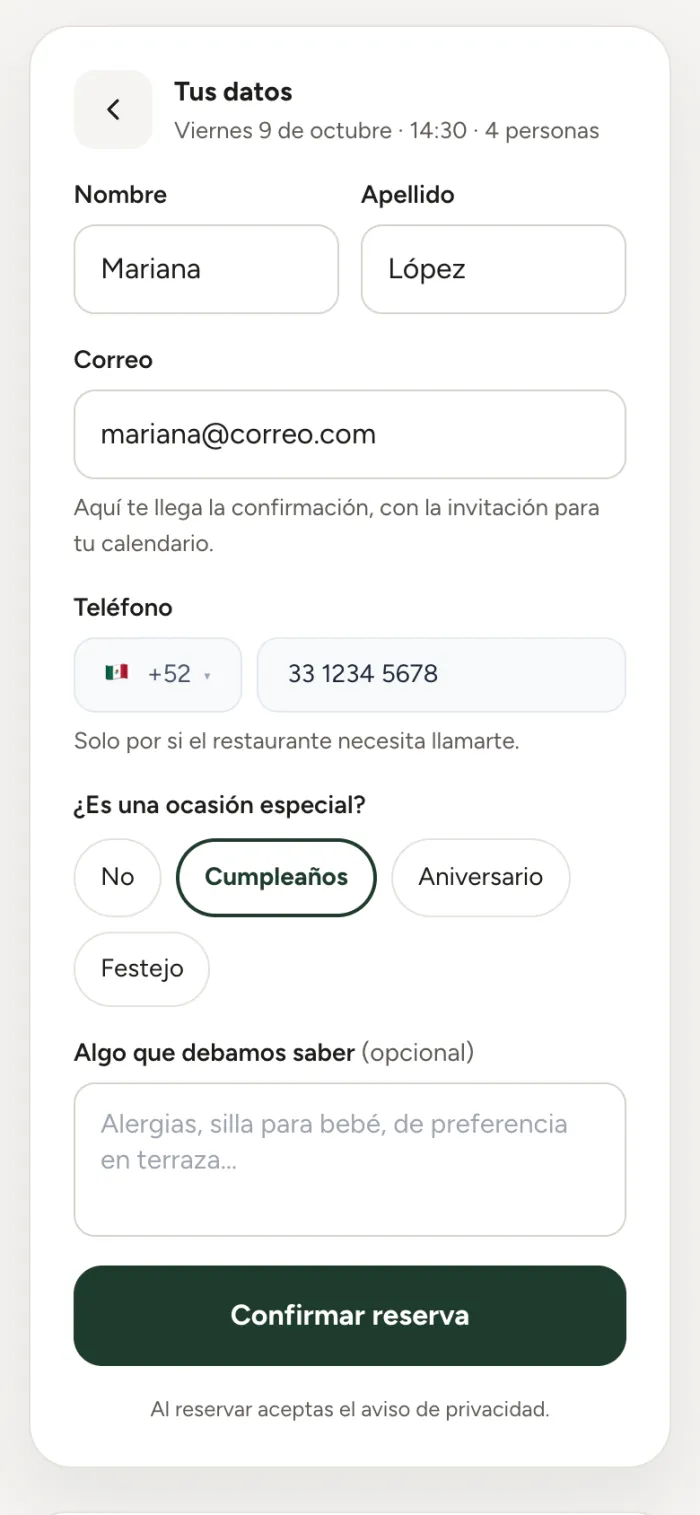 Formulario de la reserva en el celular con nombre, correo, teléfono y la ocasión especial.